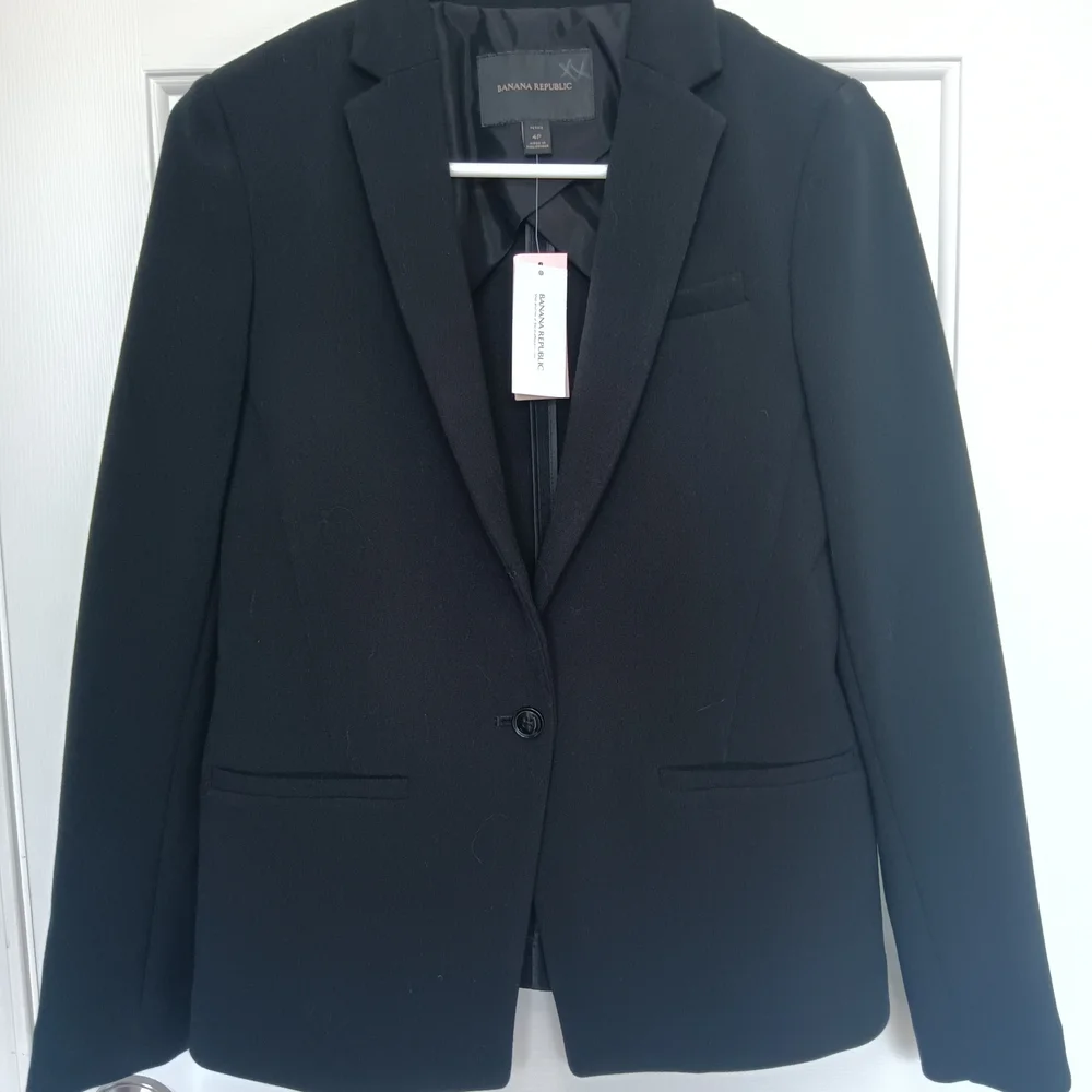 CLEARANCE SALE!!  Banana Republic Women's Elegant Black Blazer - Picture 2 of 12